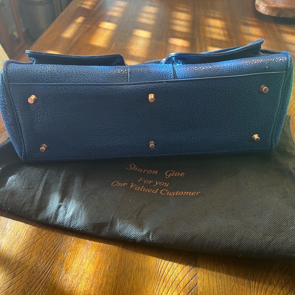 Awesome handbag!  No stains or blemishes non smoking - Picture 4 of 5